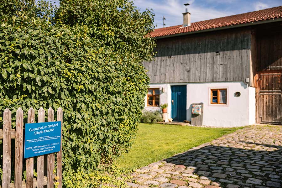 sybille_brauner-gsundheit_im_stolzhof-einfahrt-praxis-01